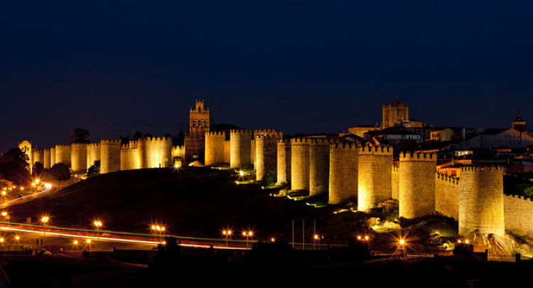 Muralla de la ciudad de Ávila iluminada de noche