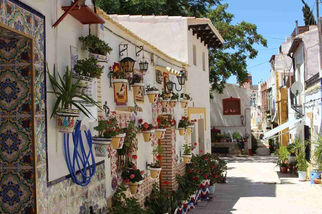 Calles bonitas del barrio de la Santa Cruz en Alicante