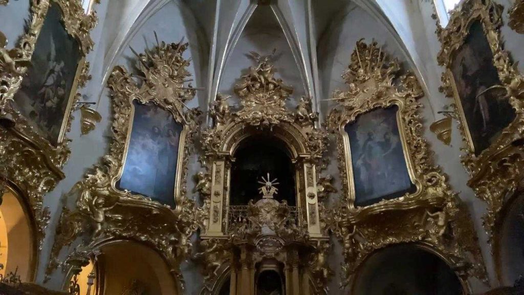 Detalles góticos en el interior de la basílica