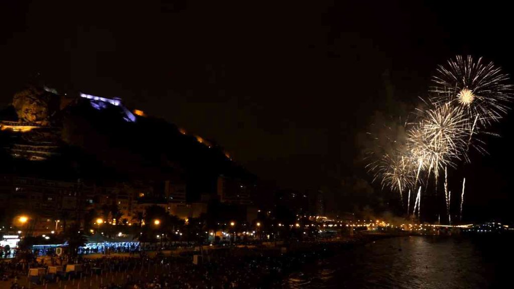 Noche de hogueras en Alicante con fuegos artificales