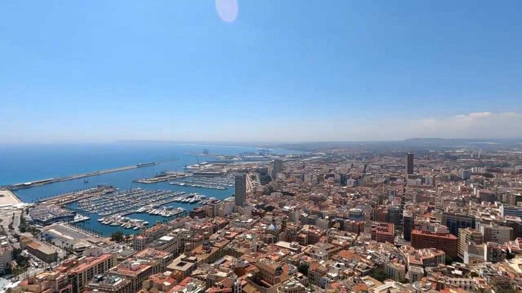 Vista aérea de Alicante desde el castillo de Santa Barbara
