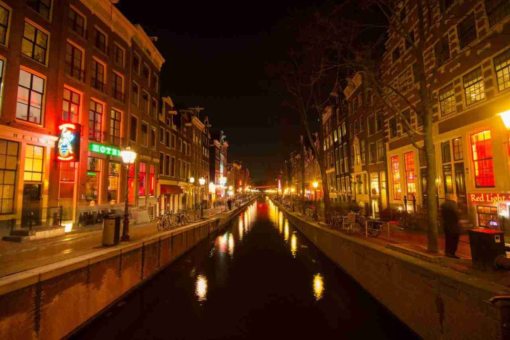 Canal del barrio rojo de Amsterdam por la noche