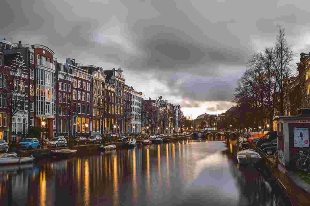 canales y casas flotantes en Amsterdam